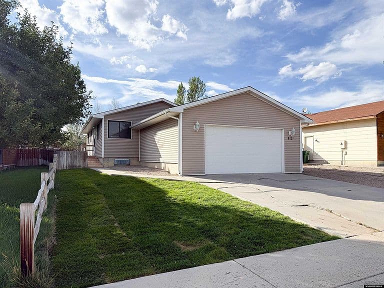 812 Burr Dr photo 2