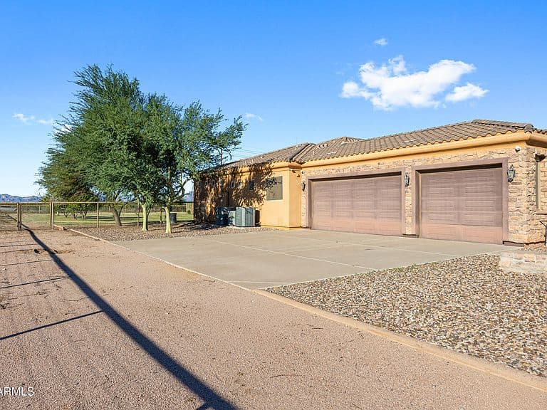 1602 E LOBO Street photo 5