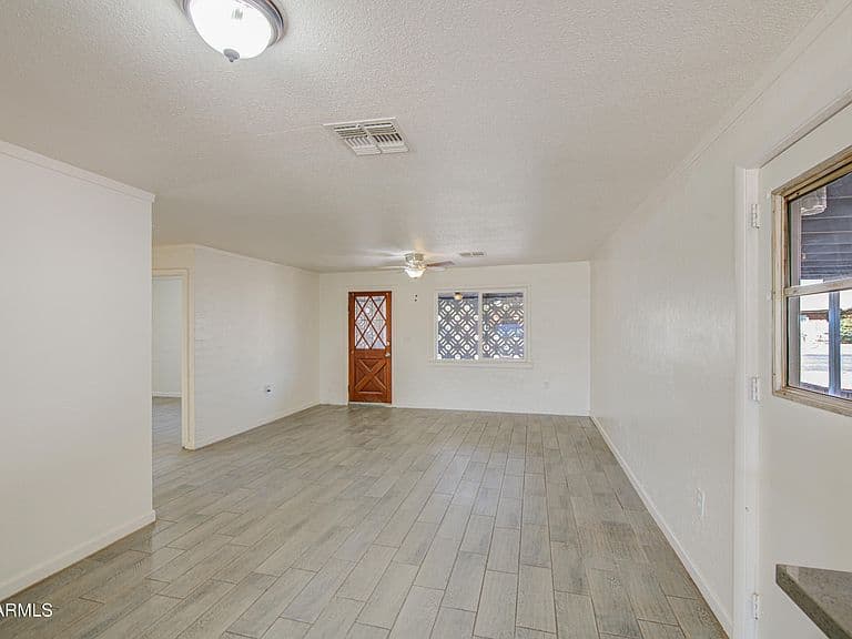 1131 E 6TH Street photo 4