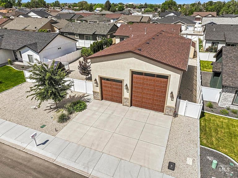 1360 Zephlyn St photo 1