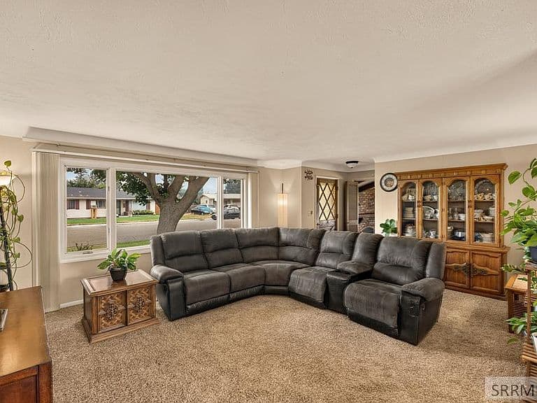 425 Horrocks Dr photo 5