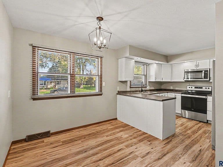 1916 E Sylvan Cir photo 2