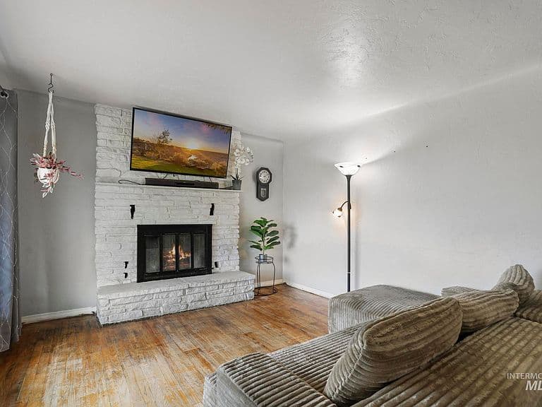 305 Borah Ave photo 3