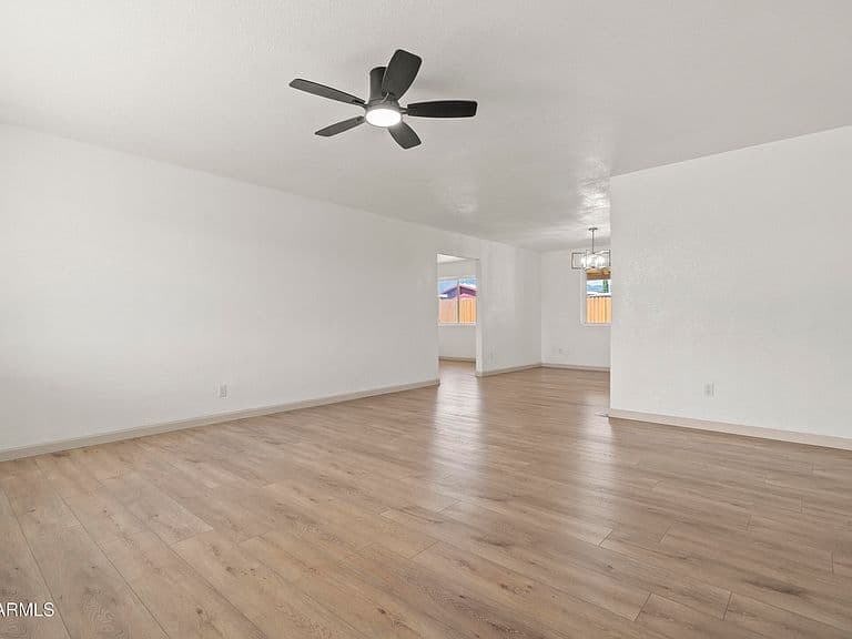 340 N LENZNER Avenue photo 4