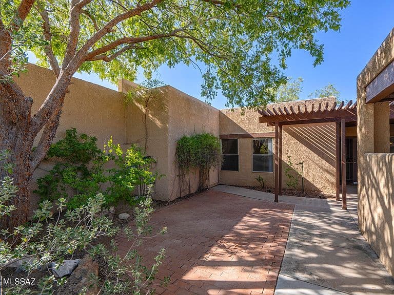 6533 N Foothills Dr photo 4