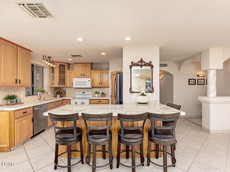 560 Hagen Dr photo 3