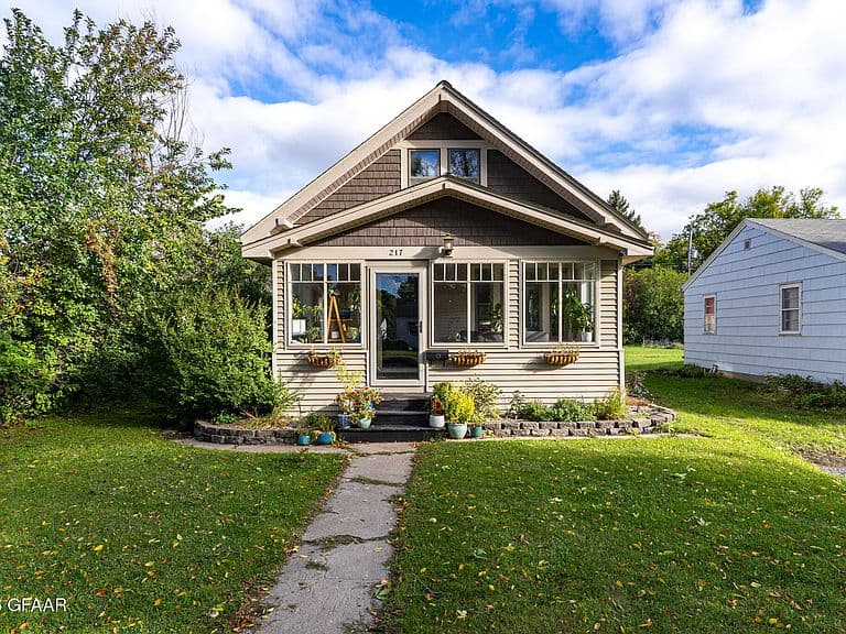 217 3rd Ave N photo 1