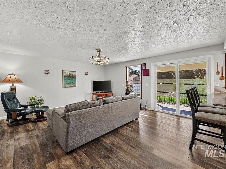 385 W Charlwood Ct photo 5