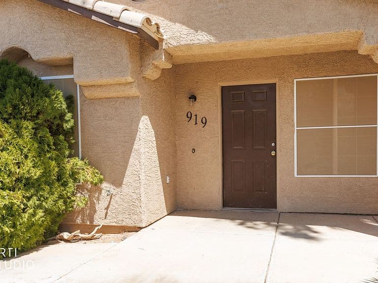 919 Adobe Dr photo 2