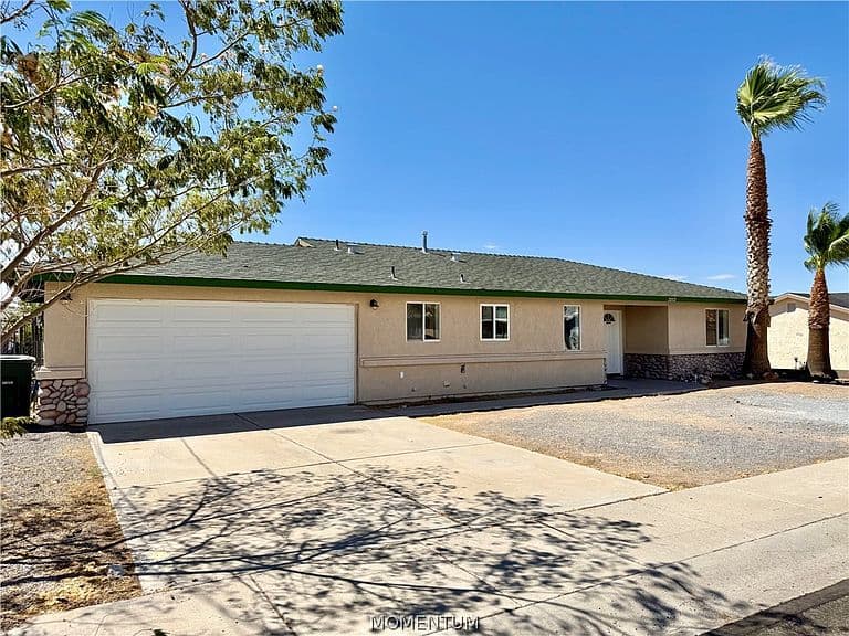 3253 N Clark Street photo 1