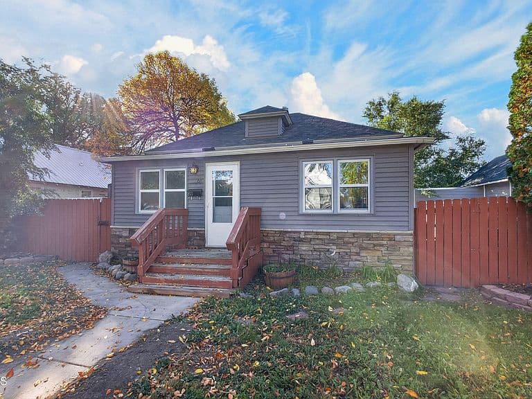 811 4th St W photo 5