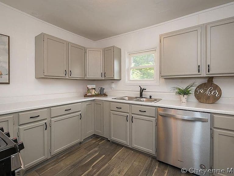 1012 Richardson Ct photo 3
