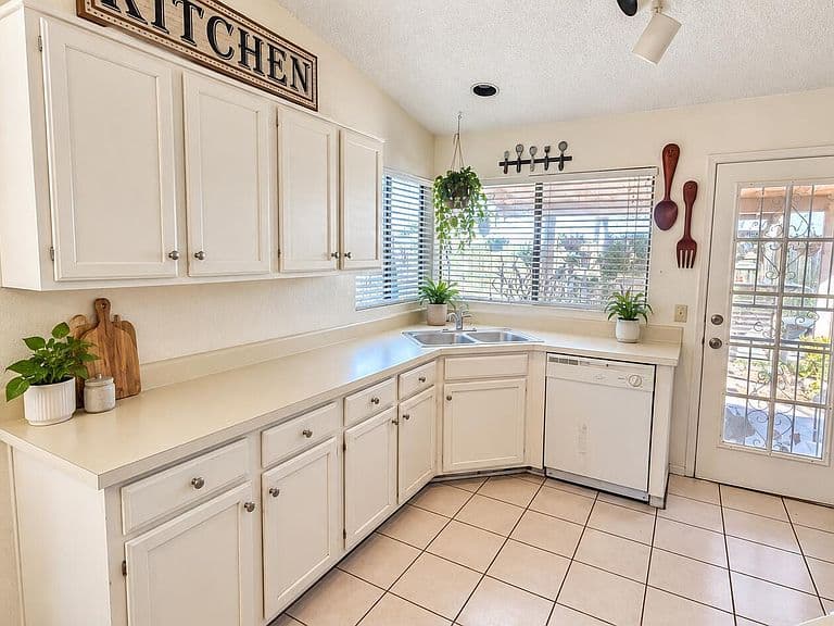 5818 S Mahan Dr photo 4