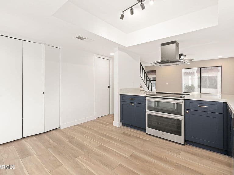 2832 E WALTANN Lane #1 photo 3