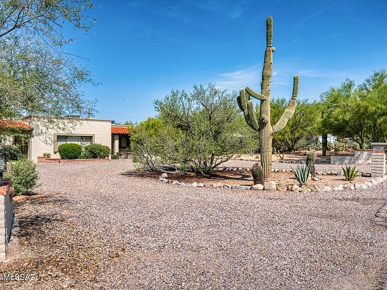 7021 N Giaconda Way photo 2