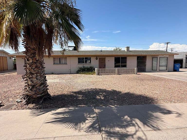 546 E LA MIRADA Drive photo 1