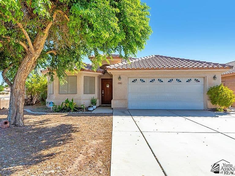 2639 S Paloma Ave photo 1