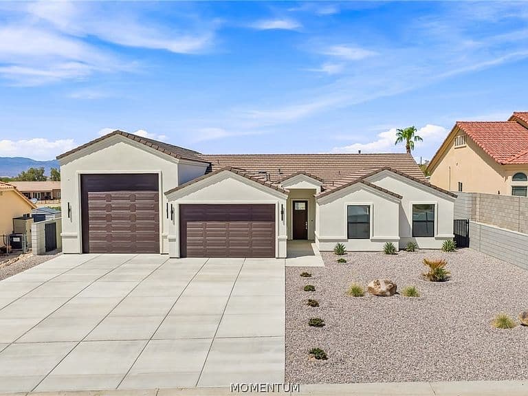 2429 E Klamath Loop photo 1