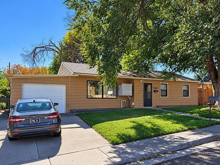 541 Ryan St photo 1