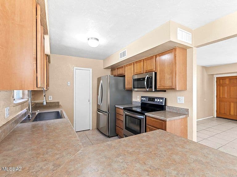 535 N Banff Ave photo 4