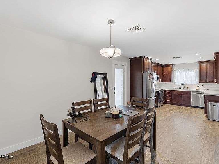 539 W 19TH Street photo 3
