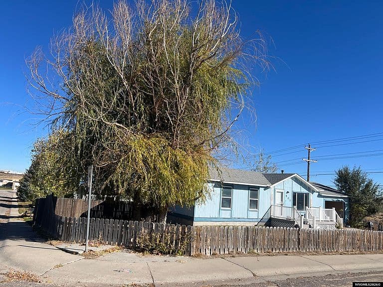 501 E Davis St photo 1