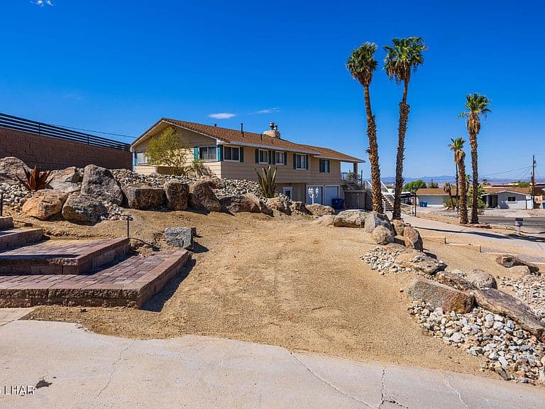 2658 Holiday Dr photo 2