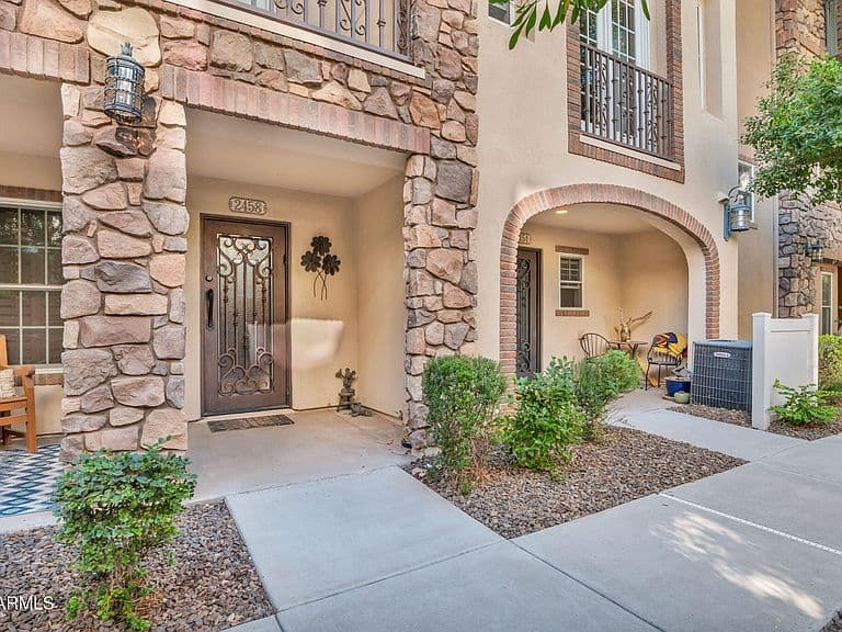 2458 E ROMA Avenue photo 3