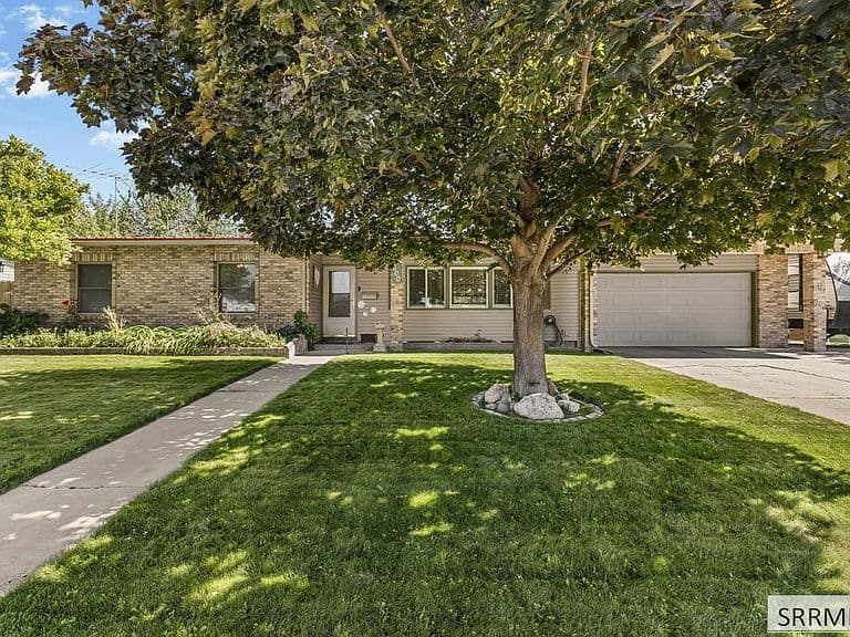 800 Hansen Ave photo 2