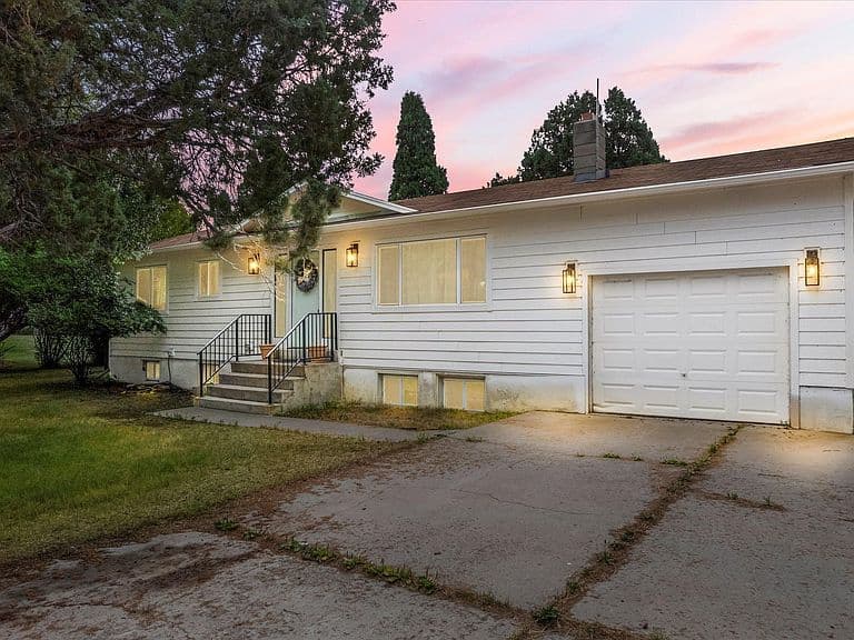 740 Hopkins Ln photo 1