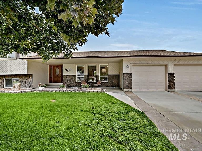 1945 S Mayflower Way photo 4
