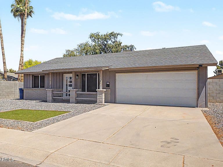 1914 E AUBURN Drive photo 3