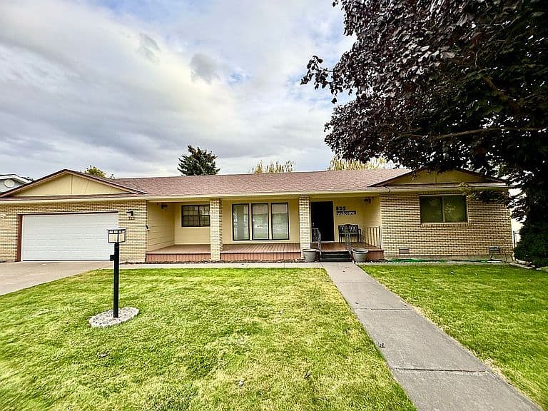 825 16th Ave E photo 1