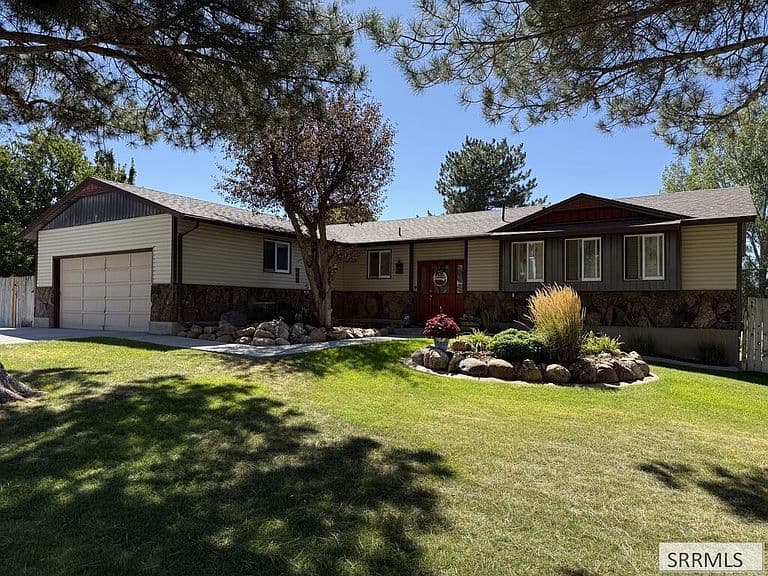 2333 Ada St photo 1