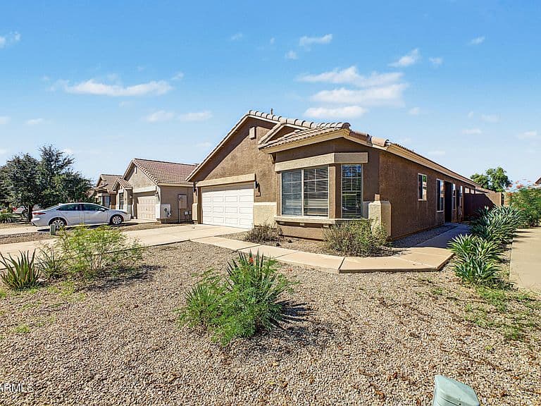 1330 E VERNOA Street photo 2