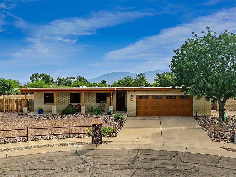 320 N Eastview Pl photo 3