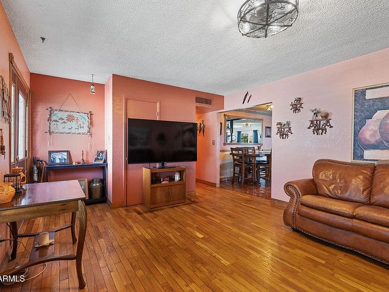 8607 W Earll Drive photo 5