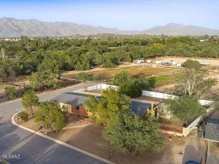 2260 N Arena Vista Ave photo 2