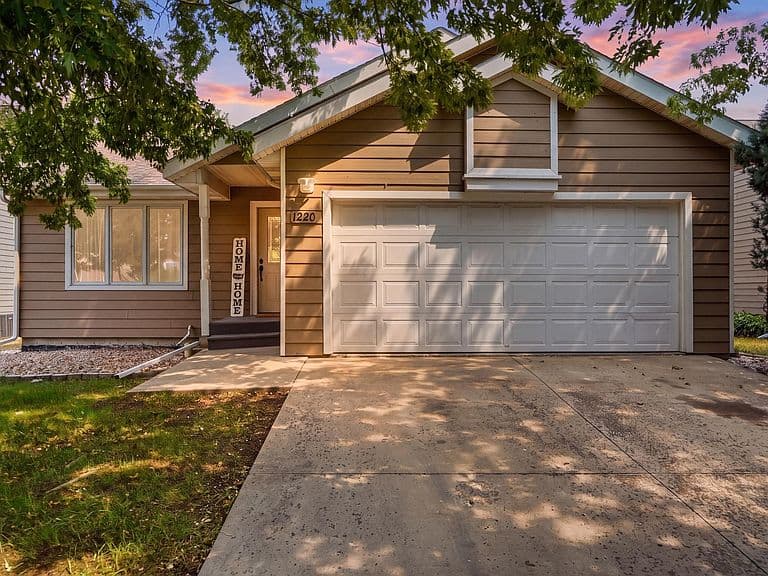 1220 Range View Cir photo 1