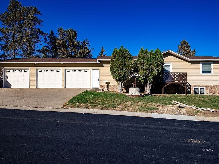 2217 Primrose Dr photo 2
