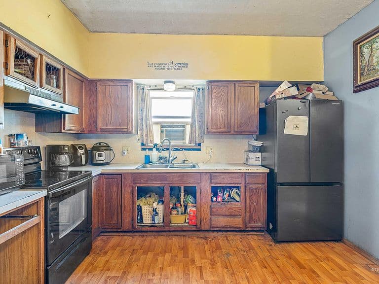 131 W Spring St photo 4