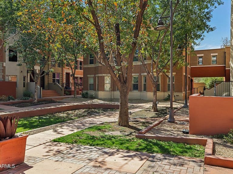 543 W 6TH Street photo 3