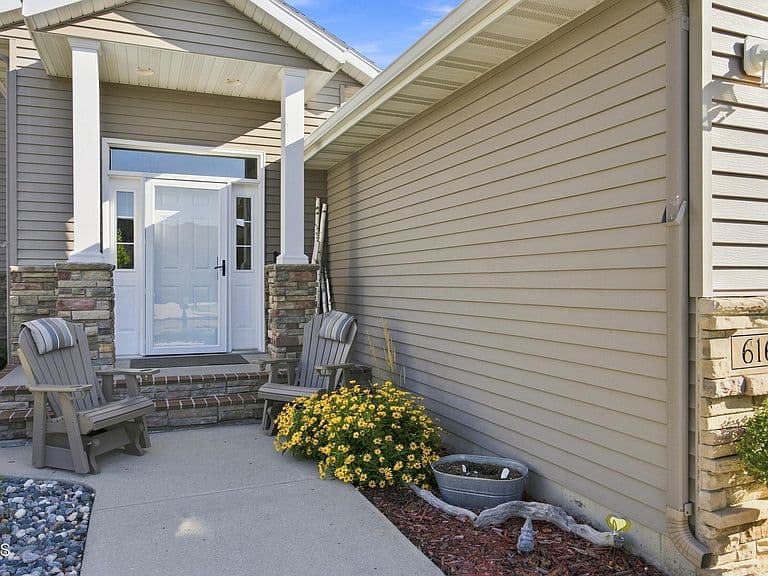 616 Lexington Ln photo 3
