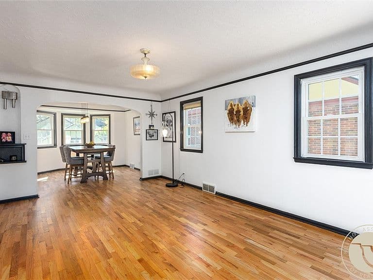 536 Clark Ave photo 4