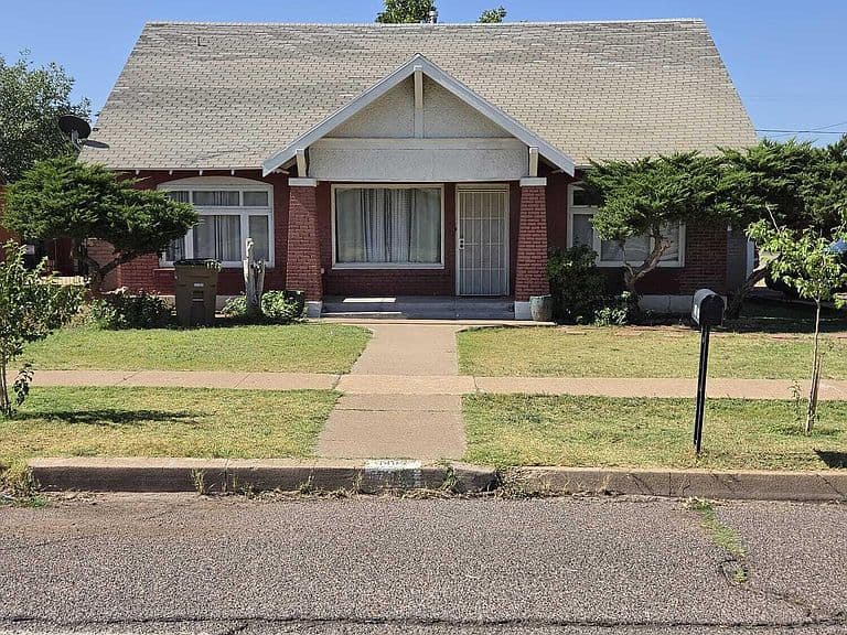 1405 E 9TH Street photo 1