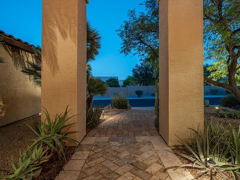 1642 E NIGHTHAWK Way photo 4