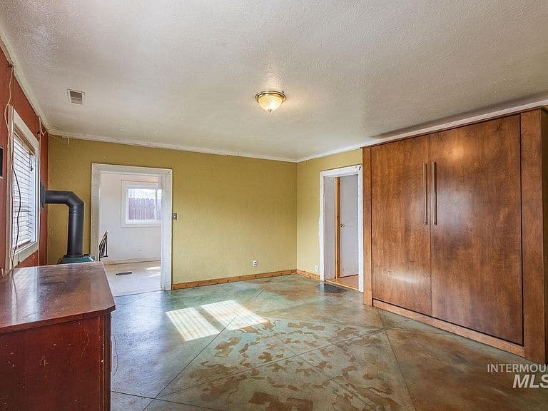 1021 W Chamberlin St photo 5