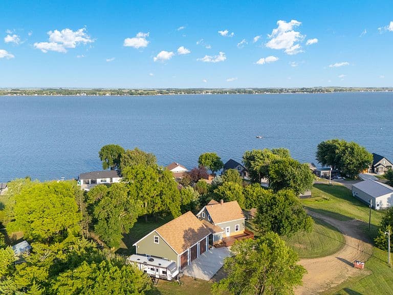 123 NW Lake Dr photo 1