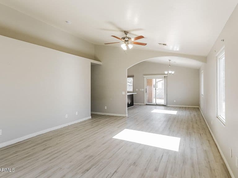 610 E DEE Street photo 3