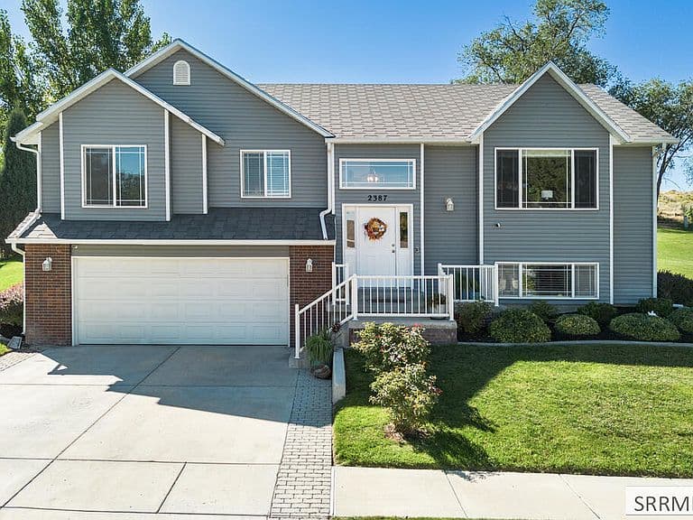 2387 Gail Dr photo 3